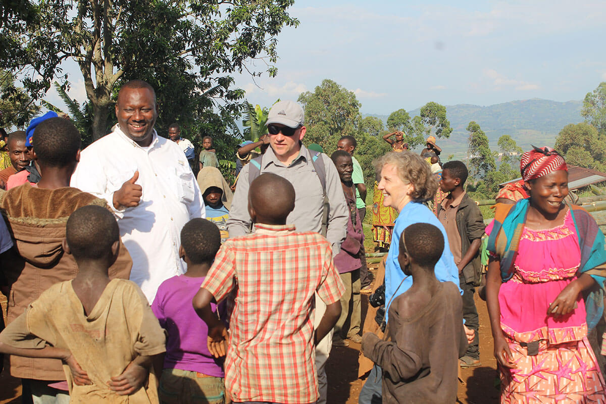 Dr. Augustin K. BASABOSE, présentant les activités de recherche et de conservation menées par PEx sur les gorilles de Grauer et d'autres primates non-humains dans le PNKB