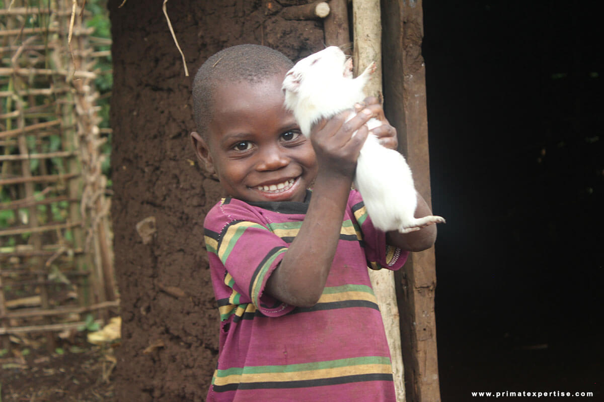 Figure 1: Smile on the lips and a guinea pig in hands: a good meal is expected here in Chahoboka.